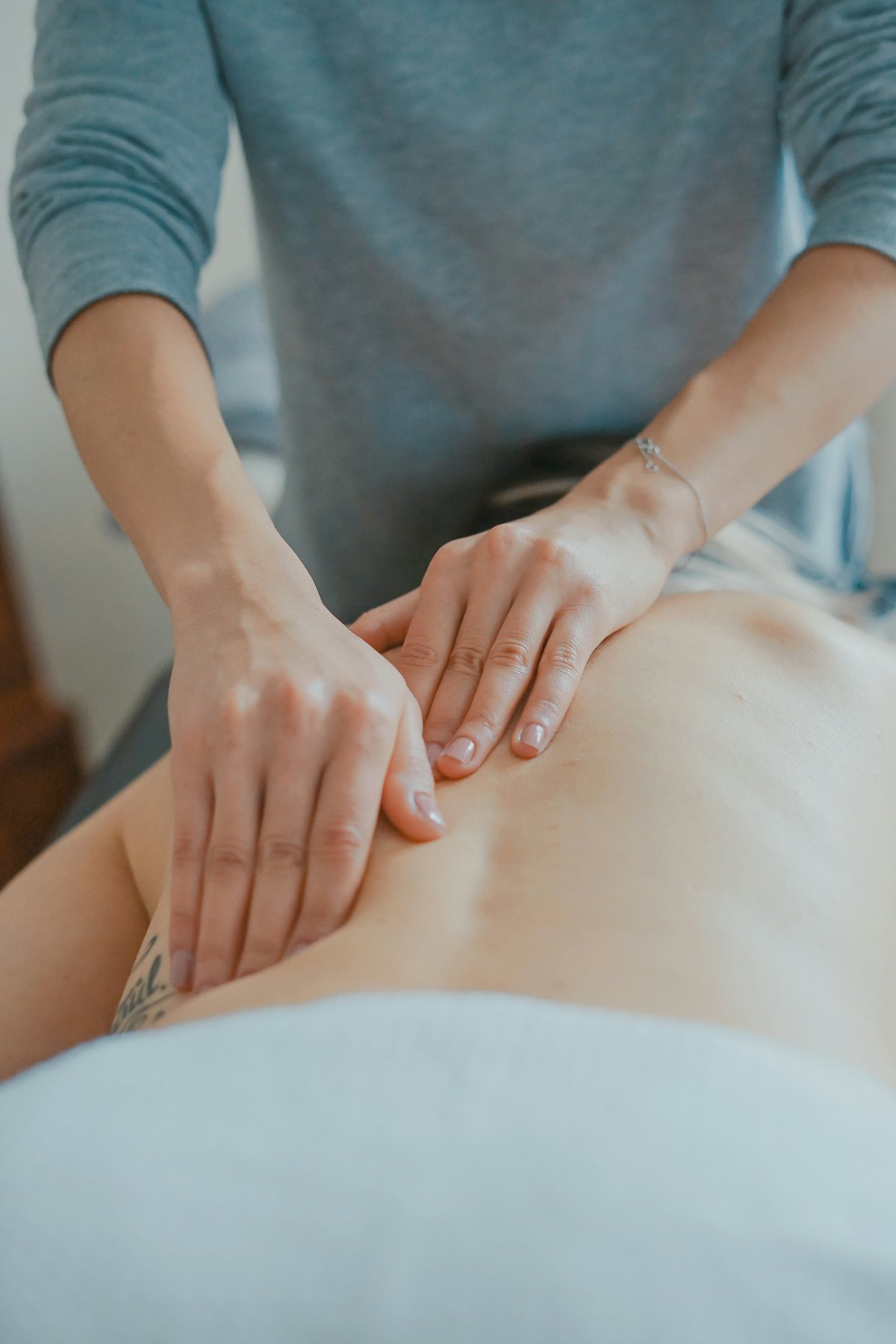 Mains d’une ostéopathe pendant une séance